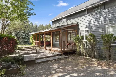 The Buck Spur | A Cozy Cottage close to Sandpoint & Silverwood