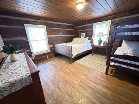 Cabin 4 - Off the grid cabin at Pioneer Village