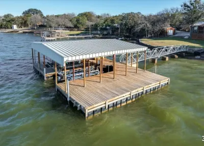 BRAND NEW ON THE WATER WITH HOT TUB, SHARED BOAT DOCK & 7.5 MILES TO ROCKER B!