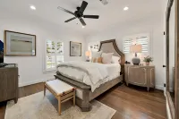 On Austin Ave!!! Completely remodeled and close to Magnolia, Downtown & Baylor. Hotels near Walmart Supercenter