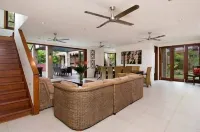 5 bedroom 5 bathroom, private poolside cabana bedroom, Beach 20meters