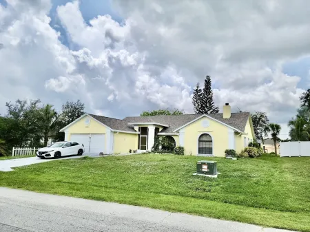 Heavenly Sunshine Hideaway- Spacious, Cozy, VERY Clean, and Quiet Community! Отели в г. Себастиан