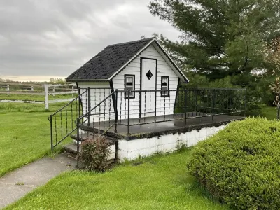 Highland Hills- Family, Farm, Golf and Goats Hotel dekat Dizzy Daisy Winery