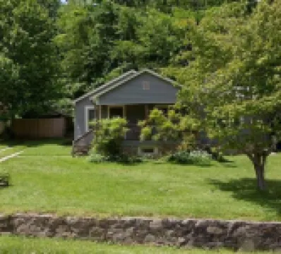 ROMANTIC COTTAGE~HOT TUB~WALK TO TOWN~Wi-Fi ~PETS~