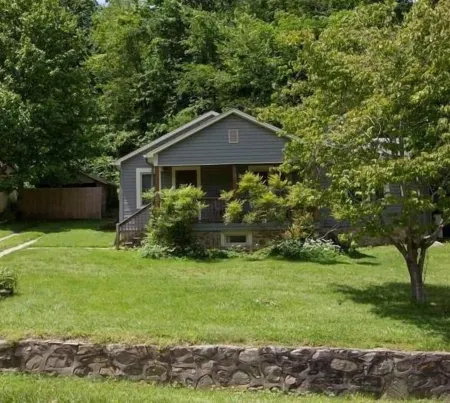 ROMANTIC COTTAGE~HOT TUB~WALK TO TOWN~Wi-Fi ~PETS~