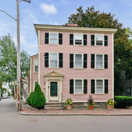 Spacious 1Br on Salem Common l Steps to Downtown l Fenced in Yard + Parking