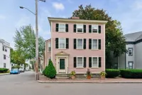Spacious 1Br on Salem Common l Steps to Downtown l Fenced in Yard + Parking - 4 étoiles