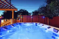 LUXE Spacious Downtown Retreat; SwimSpa; BBQ&FreeParking; Steps2 Moody&UT&6th St