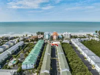 Amazing 2BR Townhome, 2 min walk to beach! Spacious Balcony, Tropical Paradise!