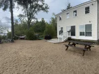 Lakefront home on Ossipee Lake with dock and gorgeous views Hotéis em Ossipee