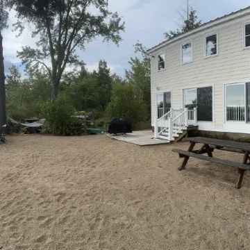 Lakefront home on Ossipee Lake with dock and gorgeous views Отели в г. Оссипи
