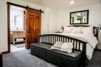 Beautiful Guest Suite with Private Deck Overlooking Forest and Waterfall Hotels near Fish Lake