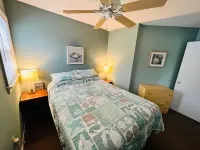 2BR Condo in Heart of Downtown -- Walk to Beach & Shopping Hotel a 