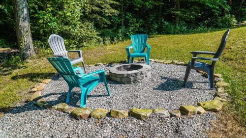 Creek View, Covered Decks & Private Hot Tub, Woods, Peaceful, Wildlife!
