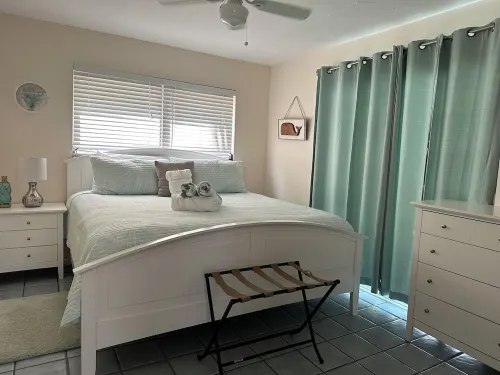 Siesta Key 2 BR 1BA less than 1000 ft from Beach-“GEM”-Barefoot Bungalows