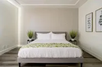 Stylish home with private pool & spa and game room.  Near Festivals & La Quinta. Indio Florist附近的飯店