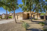~Heated Pool/Spa, King Bed, Amazing Backyard & Location! Hiking, Biking, Parks