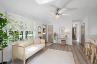 Beachie Cottage with luxury Spa, steps to the beach.