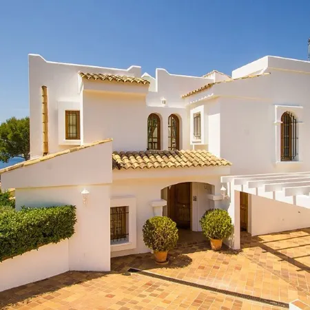 Beautiful Villa with Private Pool and Garden, Sea Views