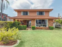 Lovely Waterfront Beach House, Pet-Friendly Hotels in Buddina