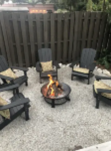 Hawk Nest Apartment-Walk to downtown & the water! New heated POOL!