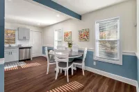 Beautiful Renovated Townhome w/parking