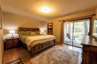 Walk to food/shops and SHARC, 10 Passes, A/C, King Beds, Pool Table