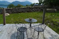 Remote & awe-inspiring Sealgair Cottage. Pet-friendly, log burner, lochside. Hotel di Strathcarron