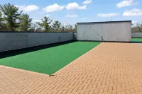 Hot Tubs ~ E-Bikes ~ Dog Friendly ~ Rooftop Terrace  ~ Close to Downtown