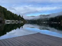 Cozy Cabin on Lake Sutherland with hot tub, huge dock and kayaks!
