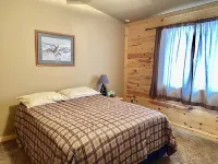 Creekside Cabin With Mountain Views