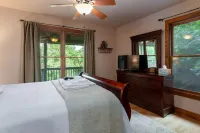 5 STAR accessible cabin, family friendly, pet friendly, long views, NEW hot tub