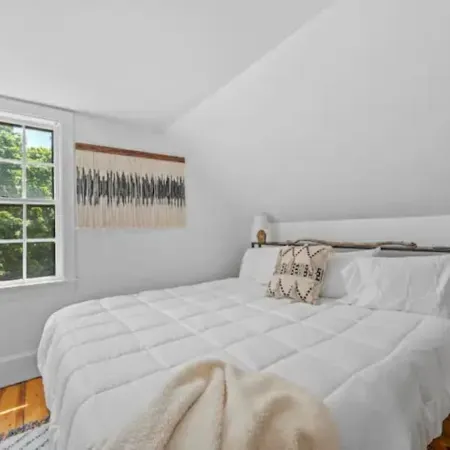 1BR with Private Deck + Ocean Views· Private Parking · King Bed