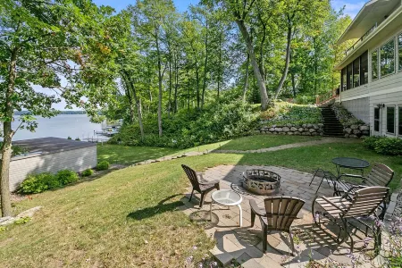 Spacious lakeside retreat