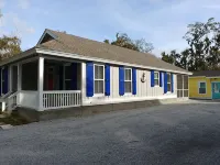 1 mile from Parris Island! Close to beaches, restaurants and shopping.. Sleeps 8
