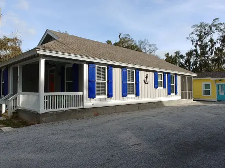 1 mile from Parris Island! Close to beaches, restaurants and shopping.. Sleeps 8 Отели рядом с достопримечательностью «Парк Лайв Окс»