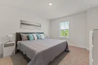 Mins to the Beach! /3 King Beds/Gameroom/Firepit/Dog Friendly