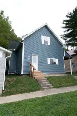 Modern Farmhouse 3 Bed, 2 Bath Apartment, Sleeps 7, Lots of Space, Downtown
