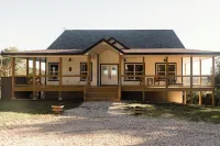 Huckleberry Hollow, secluded home in the woods, wraparound porch, soaker tub!