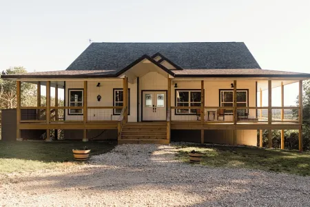 Huckleberry Hollow, secluded home in the woods, wraparound porch, soaker tub!
