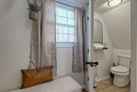 Cozy A-frame Tiny Home with Game room 3 Minutes to Lake Hartwell!