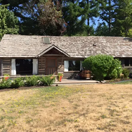 Bainbridge Island Water's Edge Log Cabin just feet from the beach! Pet Friendly