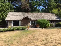 Bainbridge Island Water's Edge Log Cabin just feet from the beach!  Pet Friendly Hotel a Bainbridge