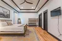 The Black & White House- Walk to Magnolia!