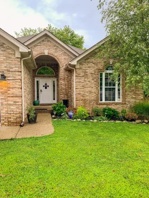 Modern Spacious Home with Outdoor Retreat and Hot Tub Hotels near Shelby Campus