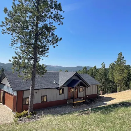 Spacious, 3 bedroom private cabin on 6 acres. Near Mickelson trail & Deadwood