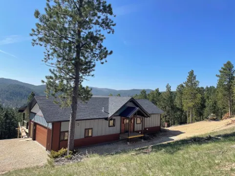 Spacious, 3 bedroom private cabin on 6 acres. Near Mickelson trail & Deadwood