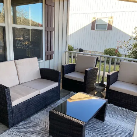 Lakefront Cabin in quiet cove. No steps to private boat slip. Pet friendly.