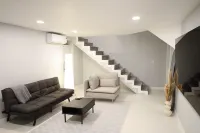 Modern Studio Duplex -15 min to Beach