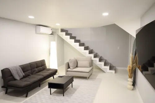 Modern Studio Duplex -15 min to Beach